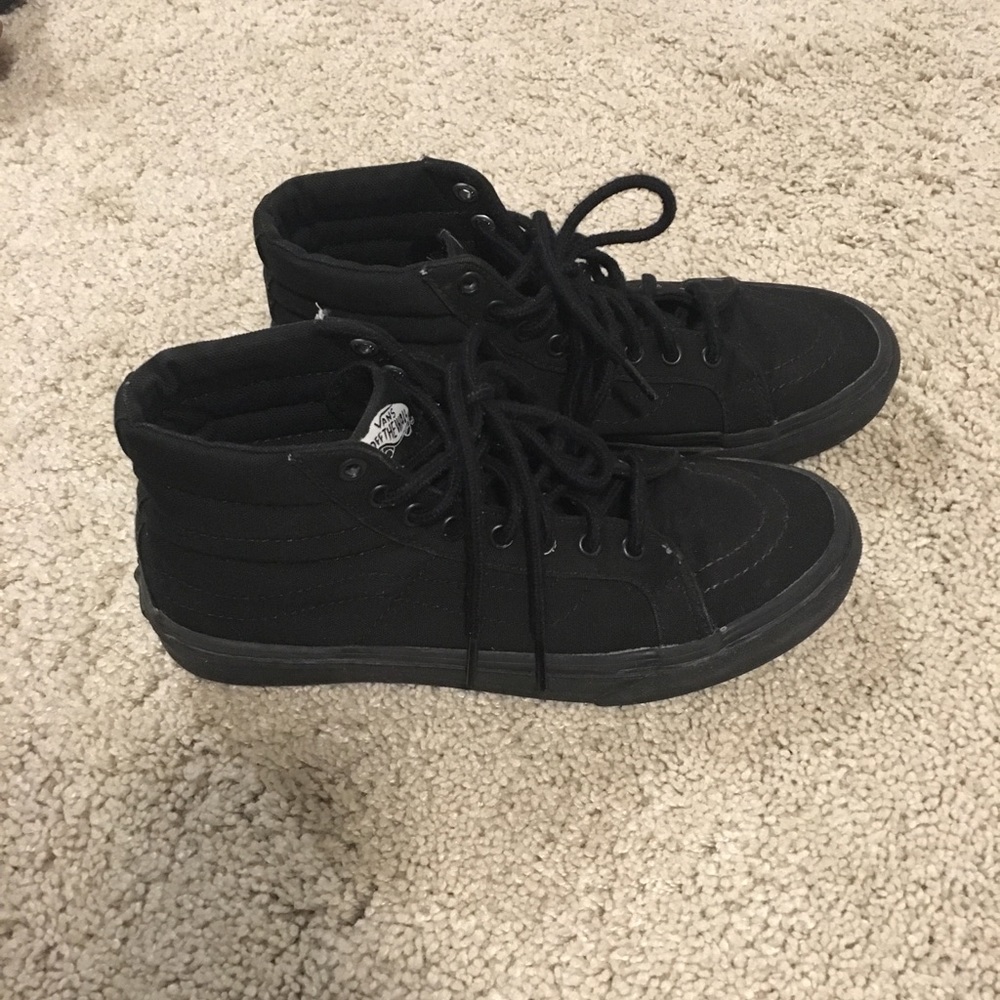 Women’s 6.5, men’s 5.0 black high top skate shoe